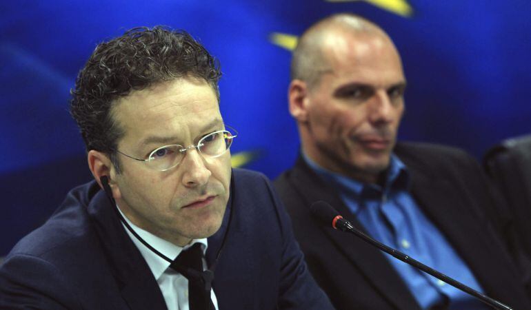 GRE10 ATENAS (GRECIA) 30/01/2015.- El presidente del Eurogrupo, Jeroen Dijsselbloem (i), junto al ministro de Finanzas griego, Yanis Varufakis (d), durante una rueda de prensa celebrada tras su reunión en Atenas (Grecia) hoy, viernes 30 de enero de 2015. 