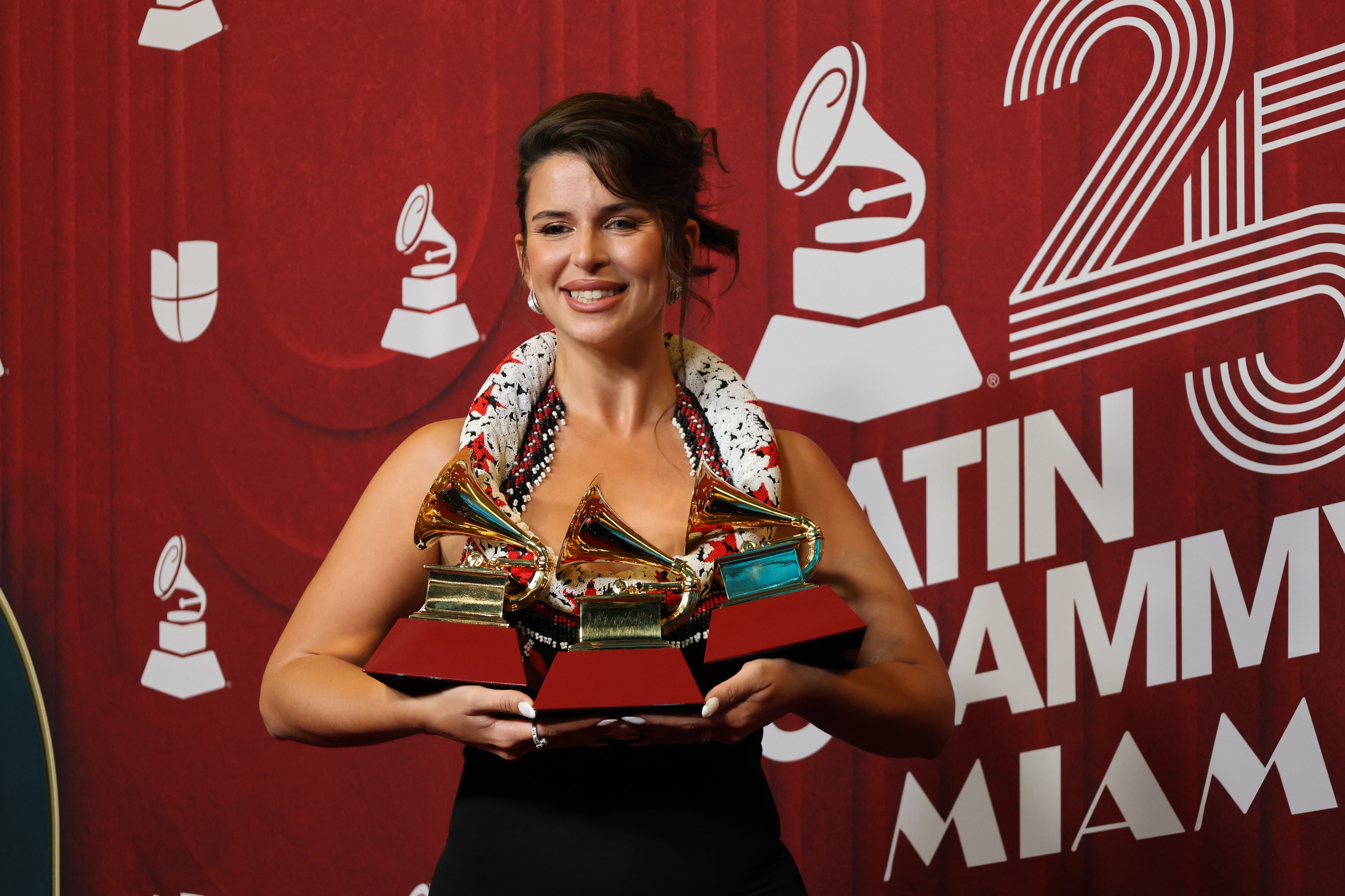 La cantante hispanoargentina Nathy Peluso, posa con sus premios en la alfombra roja de la 25 entrega anual de los Premios Latin Grammy, este jueves, en el Kaseya Center de Miami, Florida. EFE/ Octavio Guzmán