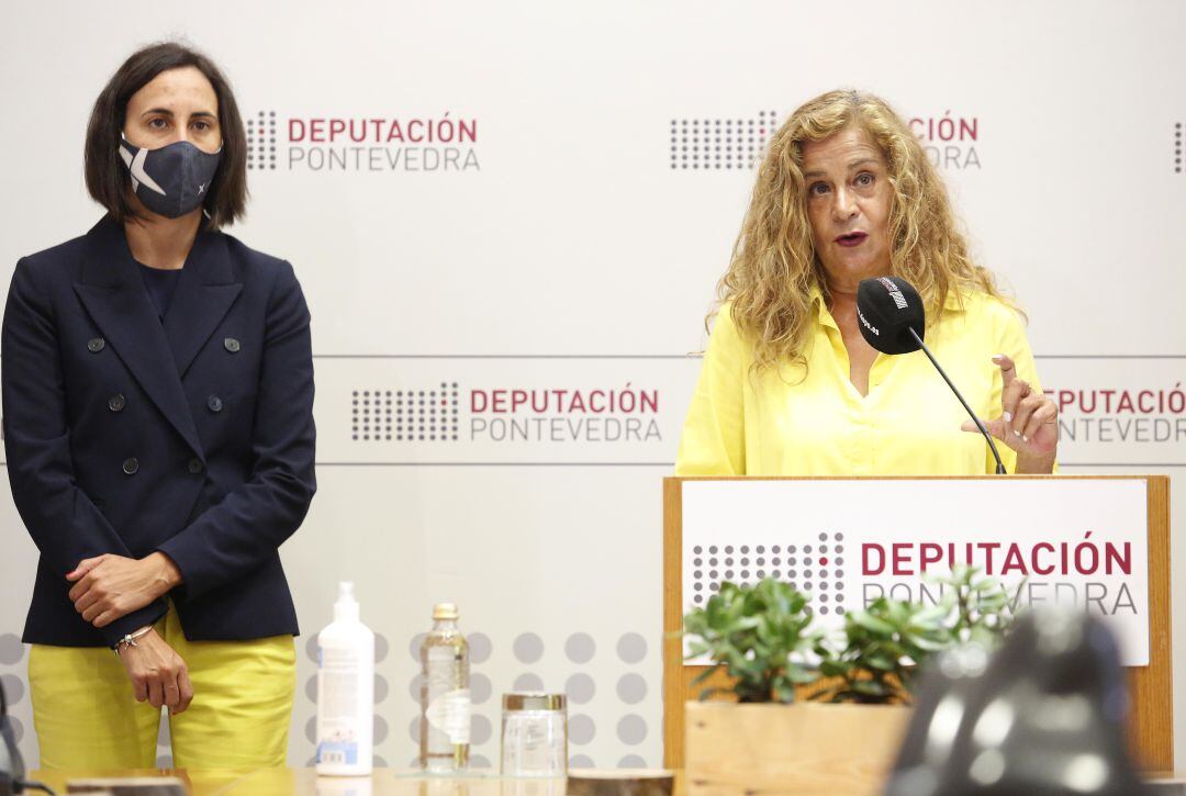 Carmela Silva, presidenta de la Diputación, hablando junto a la diputada de Turismo, Ana Laura Iglesias. 