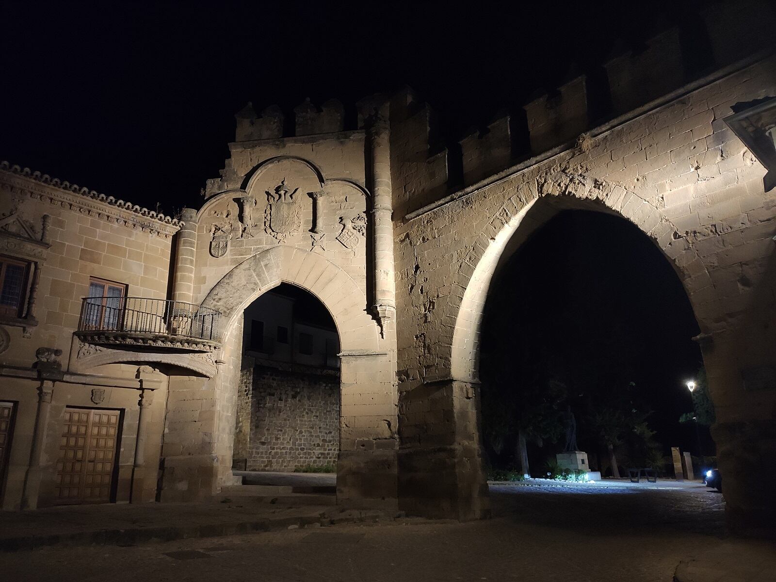 La magnífica Puerta de Jaén y Arco de Villalar en la señorial ciudad de Baeza