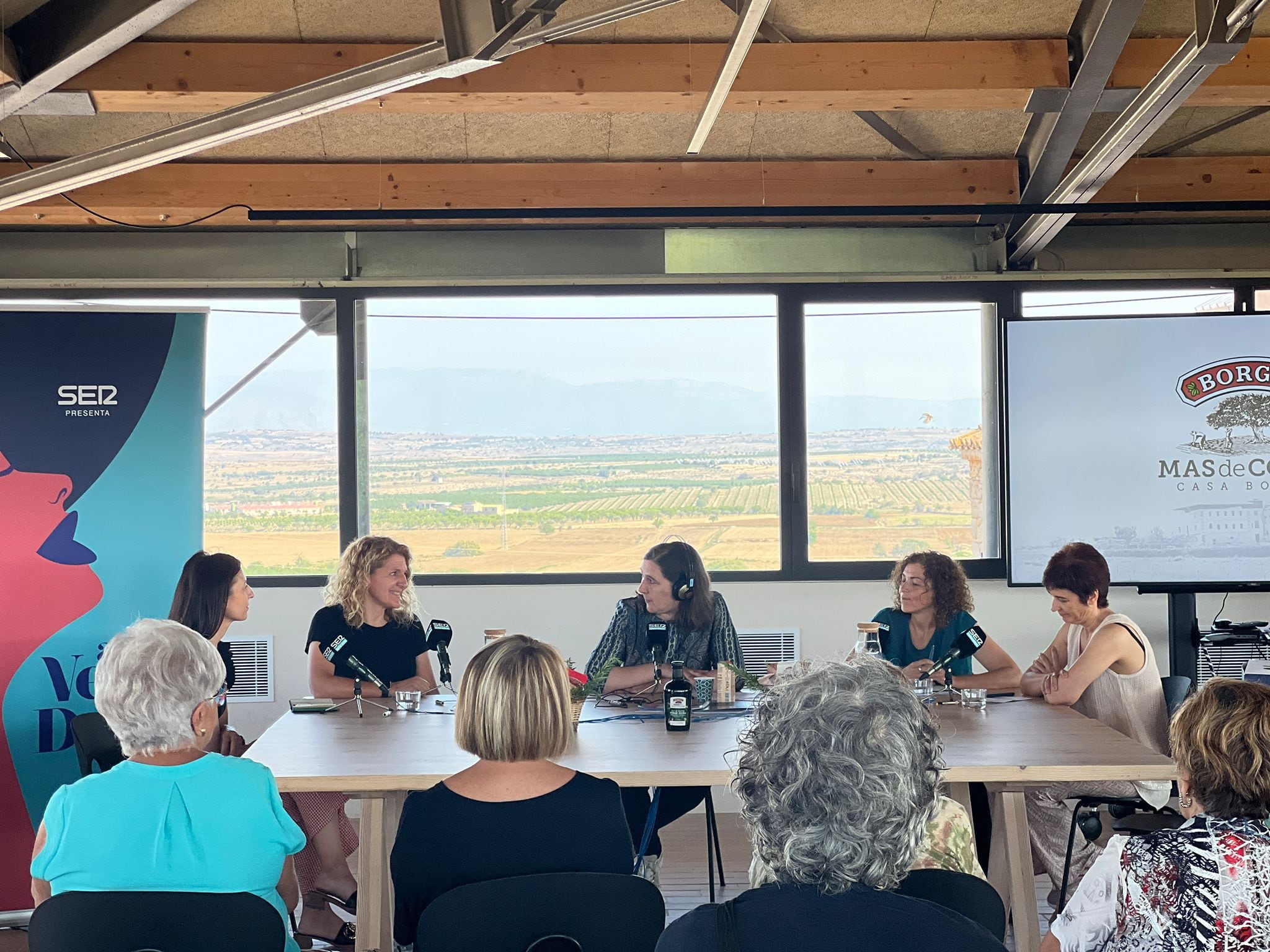 D&#039;esquerra a dreta Cristina Ramon, Joanna Martí, Mercè March, Magda Carulla i Ester Borrell. En la primera taula de l&#039;Amb Veu de Dona des de Mas de Colom-Casa Borges.