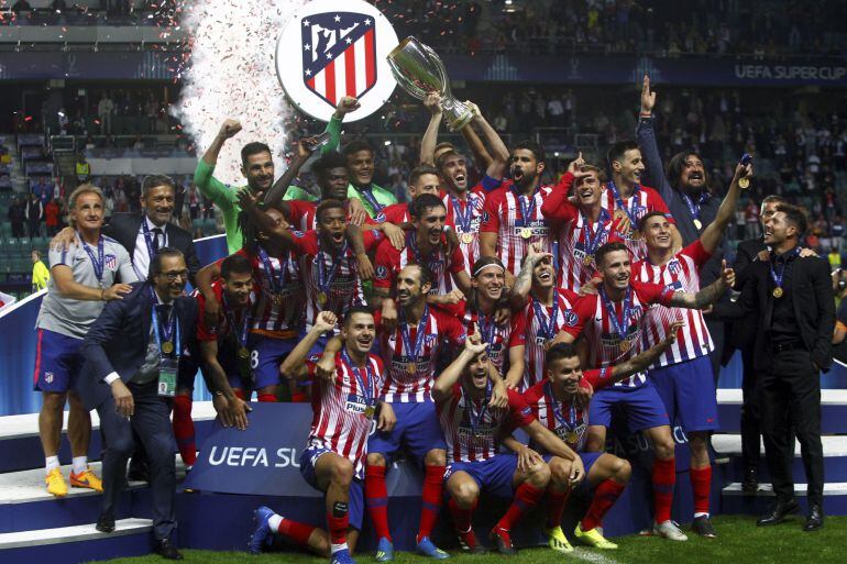 Jugadores Atlético Madrid celebran al ganar la Supercopa 