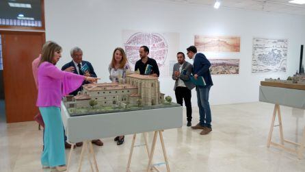 Las maquetas de cuatro centros religiosos, planos de ciudades y mapas de viajes junto a documentos y retratos forman parte de la exposición