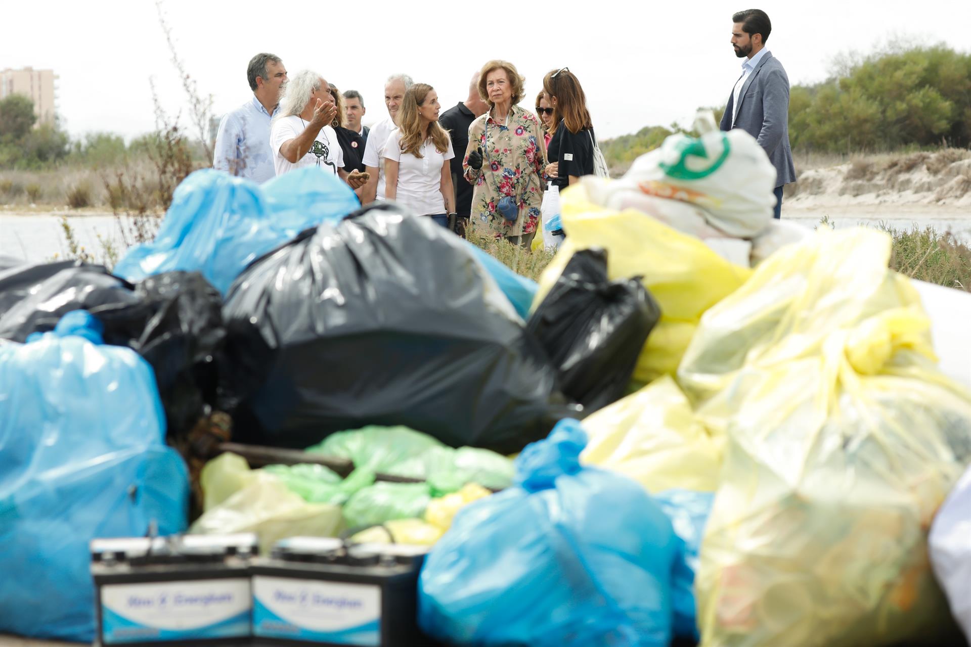 Reina Doña Sofía participa en La Manga (Murcia) en una recogida de &#039;basuraleza&#039; organizada por SEO/Birdlife y Ecoembes