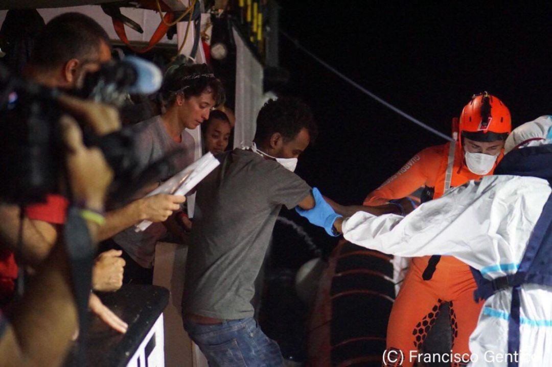 Momento en que ocho personas eran evacuadas del Open Arms por motivos médicos hace unos días.