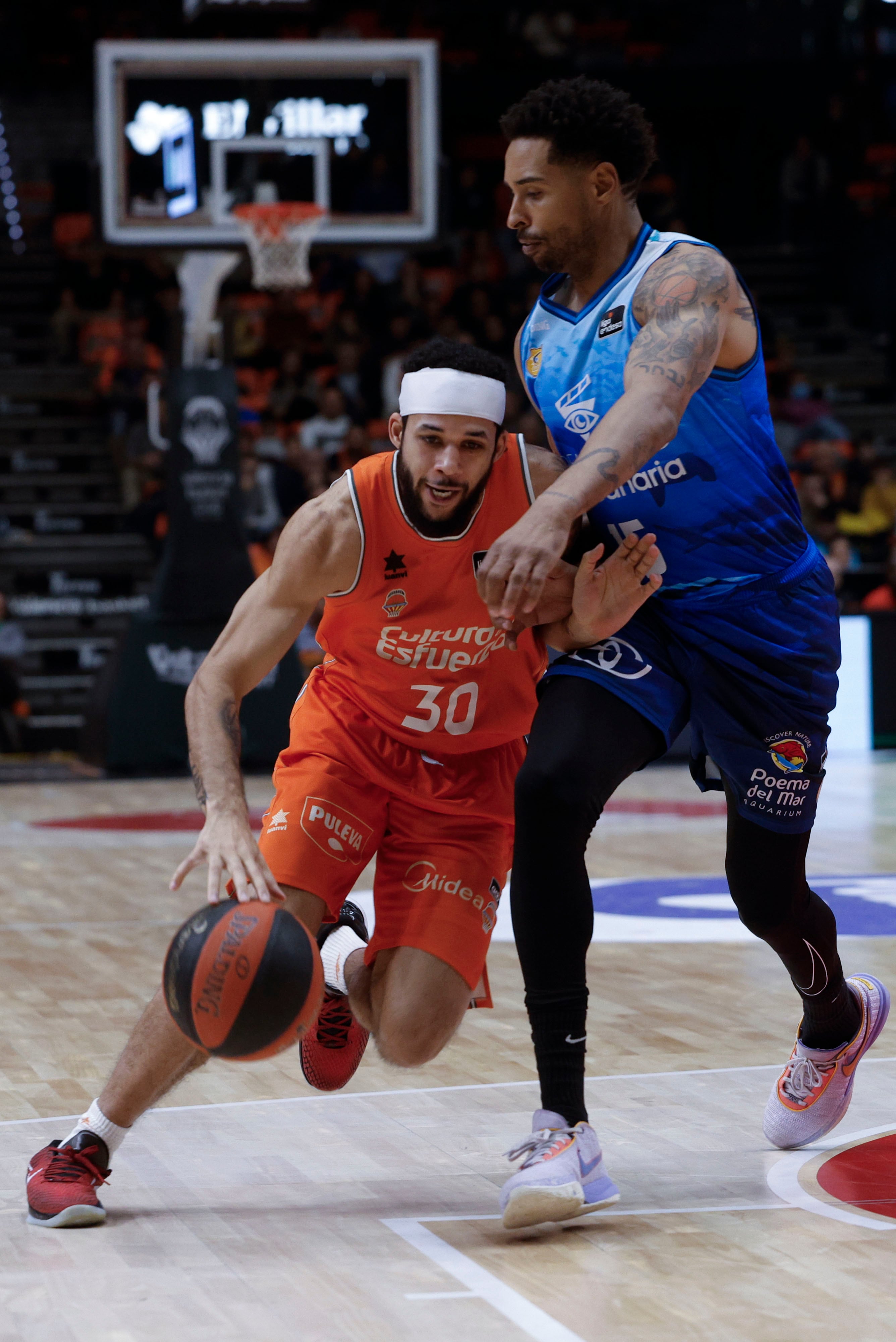 VALENCIA, 07/01/2024.- El escolta canadiense del Valencia Kassius Robertson (i) en acción ante el alero austriaco Sylven Landesberg del Gran Canaria, durante el partido de la Liga Endesa entre el Valencia Basket y el Gran Canaria celebrado este domingo en el Pabellón Fuente de San Luis de Valencia. EFE/ Kai Försterling
