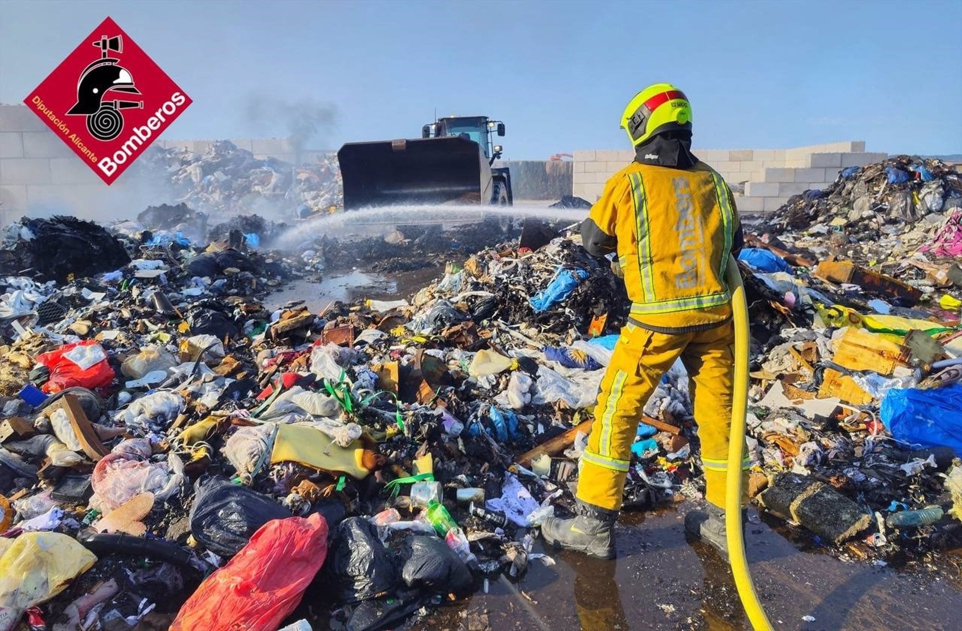 Imagen de archivo de un incendio en una planta de reciclaje en Villena