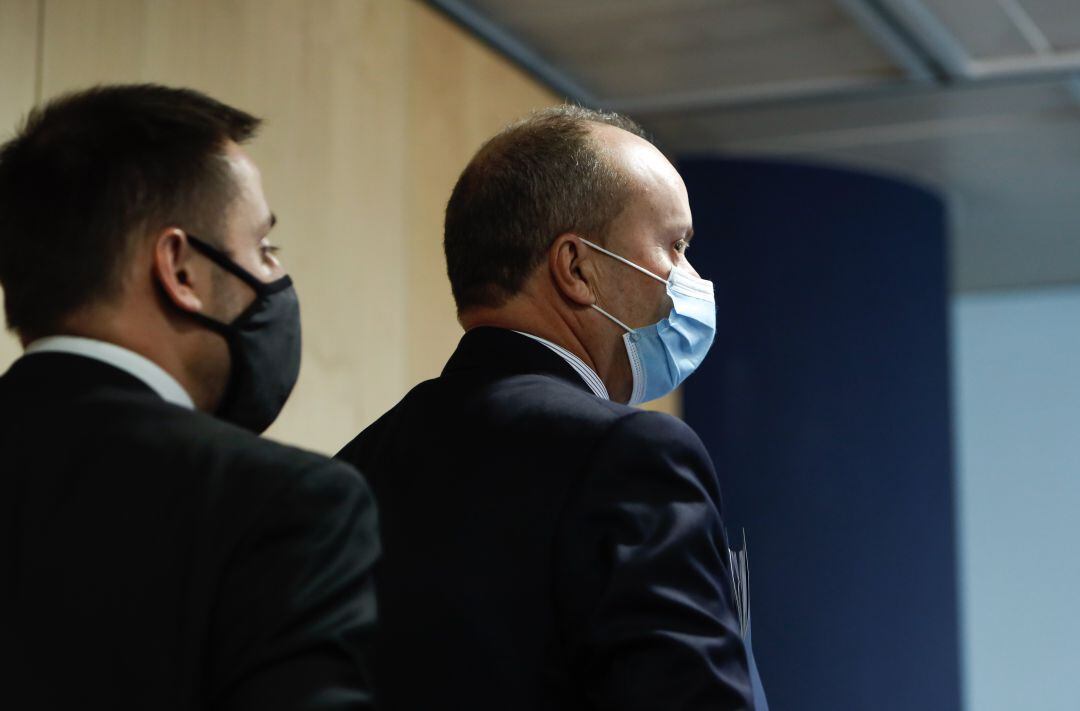 El ministre de Justícia i Interior, Josep Maria Rossell, i el secretari d'Estat, Joan León, van cap a la taula des d'on han explicat els canvis en la llei.