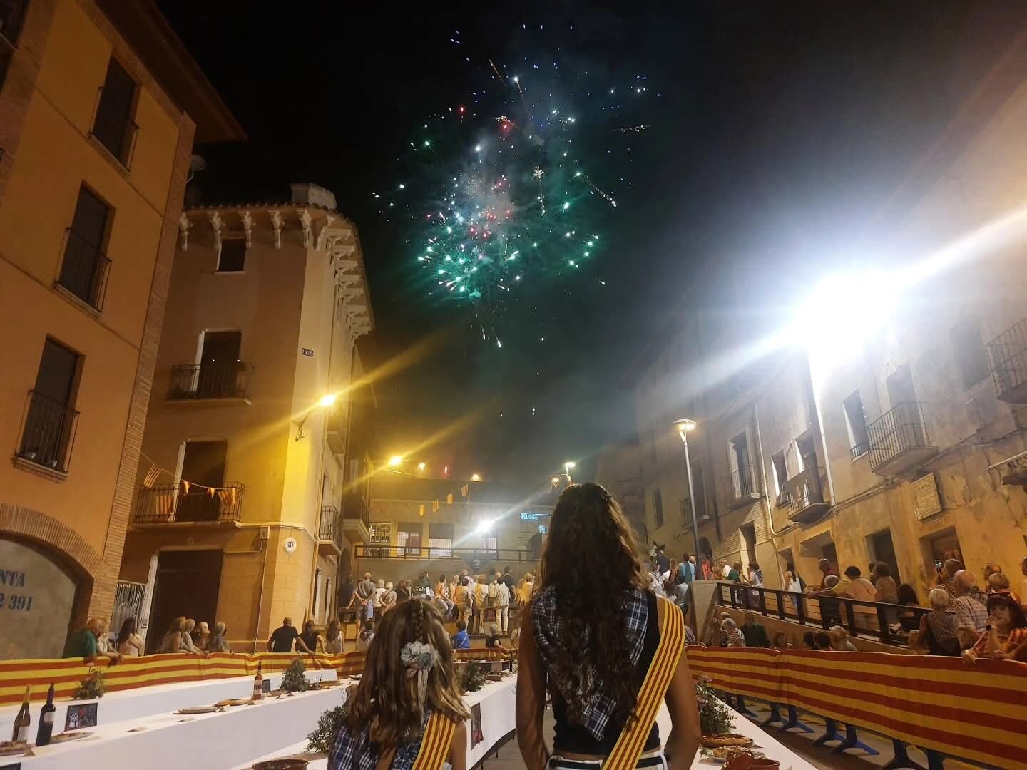 Las damas del barrio Catalina Sanmartín López y María Solanilla Loscertales presenciado los fuegos artificiales. Foto. Barrio del Entremuro