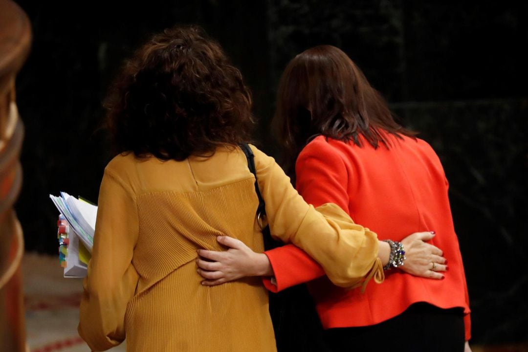 La ministra de Hacienda, María Jesús Montero (i), y la portavoz socialista, Adriana Lastra, durante la segunda jornada del debate sobre los Presupuestos.