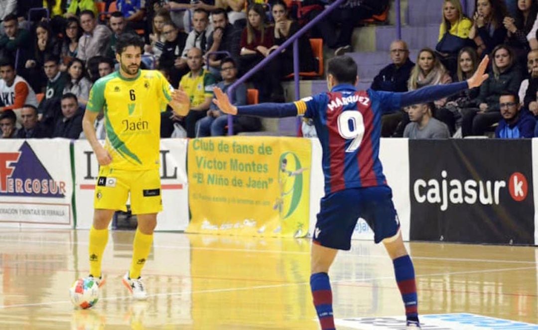 Dos jugadores en un momento del partido.