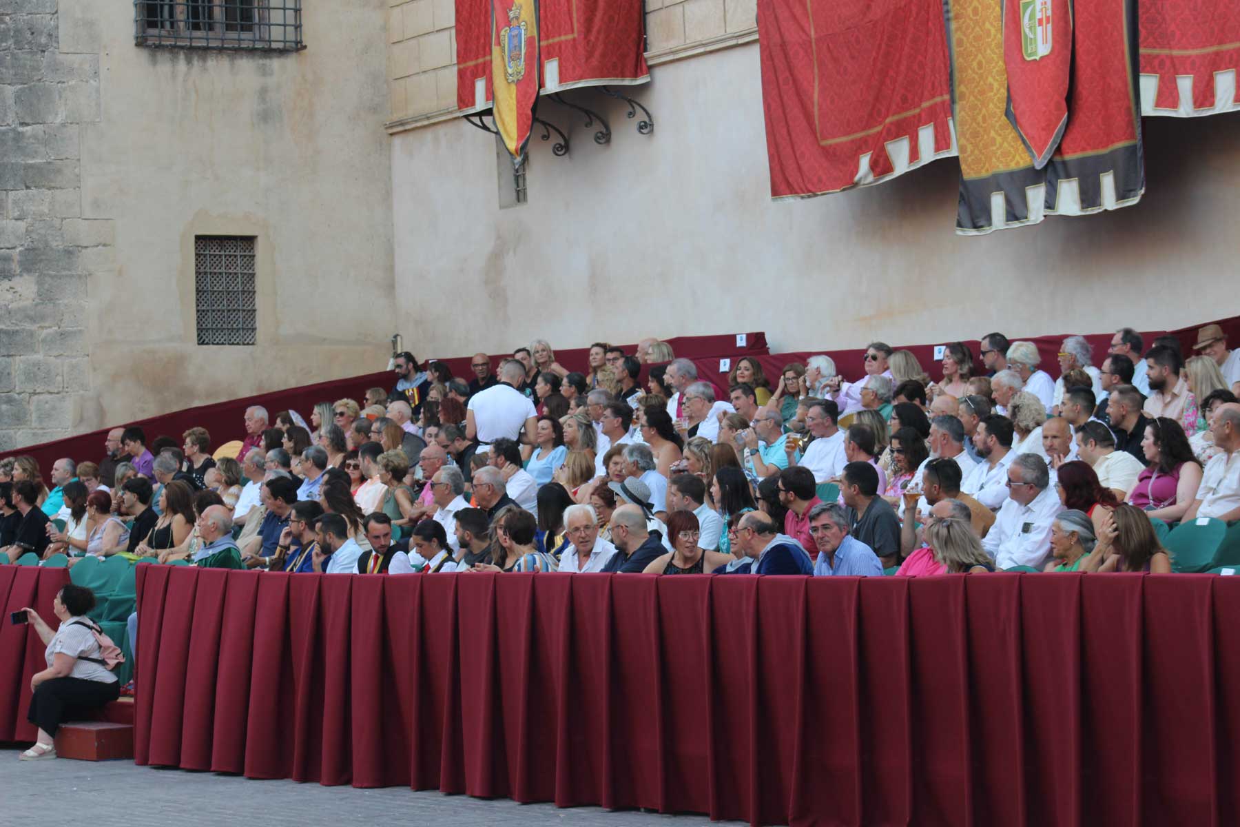 Tribuna de autoridades en la Entrada de Cocentaina 2025