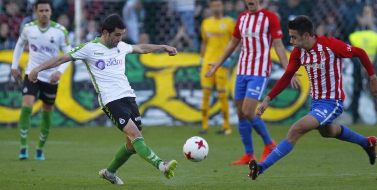 Antonio Tomás disputa un balón frente a un jugador del filial asturiano