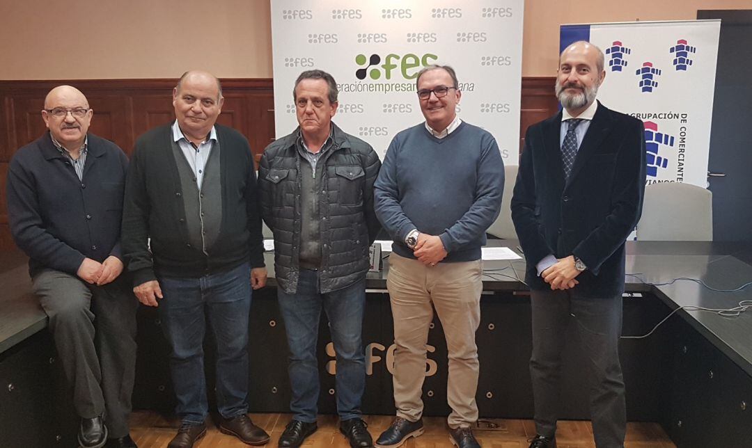 Valentín Bravo, segundo por la izquierda, durante la presentación de la campaña de recogida de alimentos para Benín. 