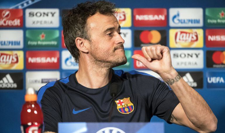 Luis Enrique pide una botella de agua antes de empezar una rueda de prensa en Barcelona