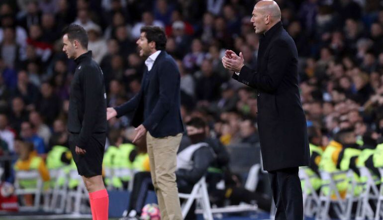 Zidane aplaude a sus jugadores durante el partido frente al Betis