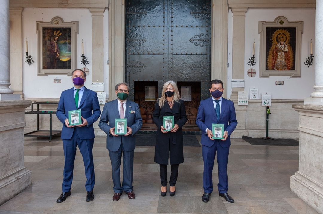 De izquierda a derecha a las puertas de la Basílica de La Macarena, Bosco Gallardo, José Antonio Fernández Cabrero, Patricia del Pozo y Carlos García Lara