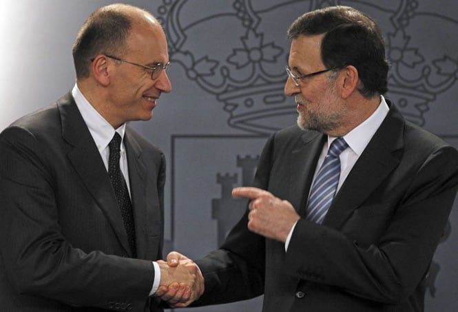 El presidente del Gobierno, Mariano Rajoy saluda al nuevo primer ministro italiano, Enrico Letta, momentos antes de la rueda de prensa conjunta.