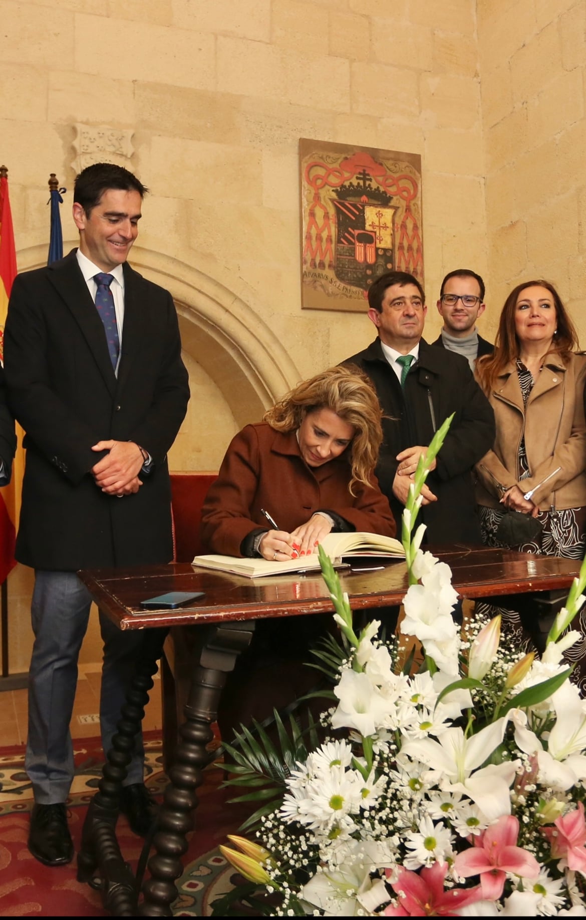 La Ministra Raquel Sánchez Silva firmando en el libro de la ciudad de Alcalá la Real