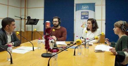 Francisco Reyes y los periodistas de las emisoras de la Cadena Ser en Jaén durante la entrevista.