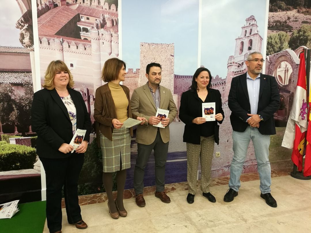 El alcalde Javier Figueredo en el centro junto a la Diputada de Prodestur Magdalena Rodríguez (2I) acompañados por otros concejales del municipio y responsables del CIT en la presentación del programa de la fiesta de los Gabarreros