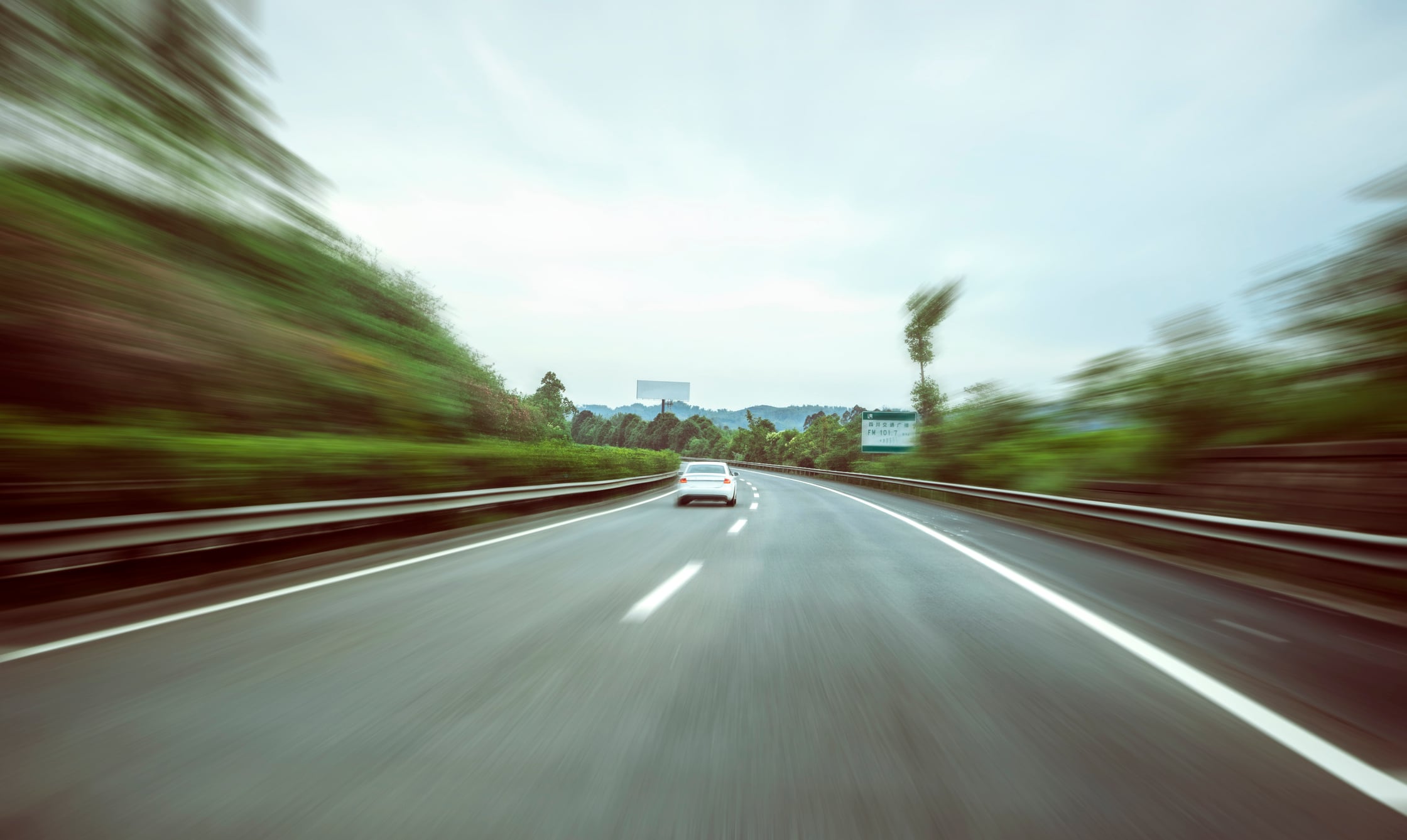 Un coche circula por una autopista.