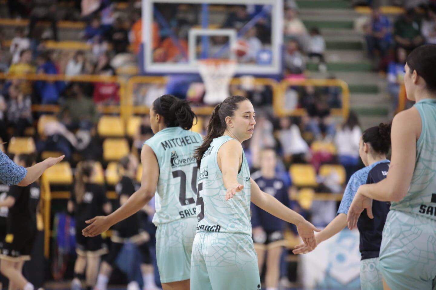 Maite Cazorla saluda a Silvia Domínguez y a Mariella Fasoula en el partido ante Estudiantes/ Álex López