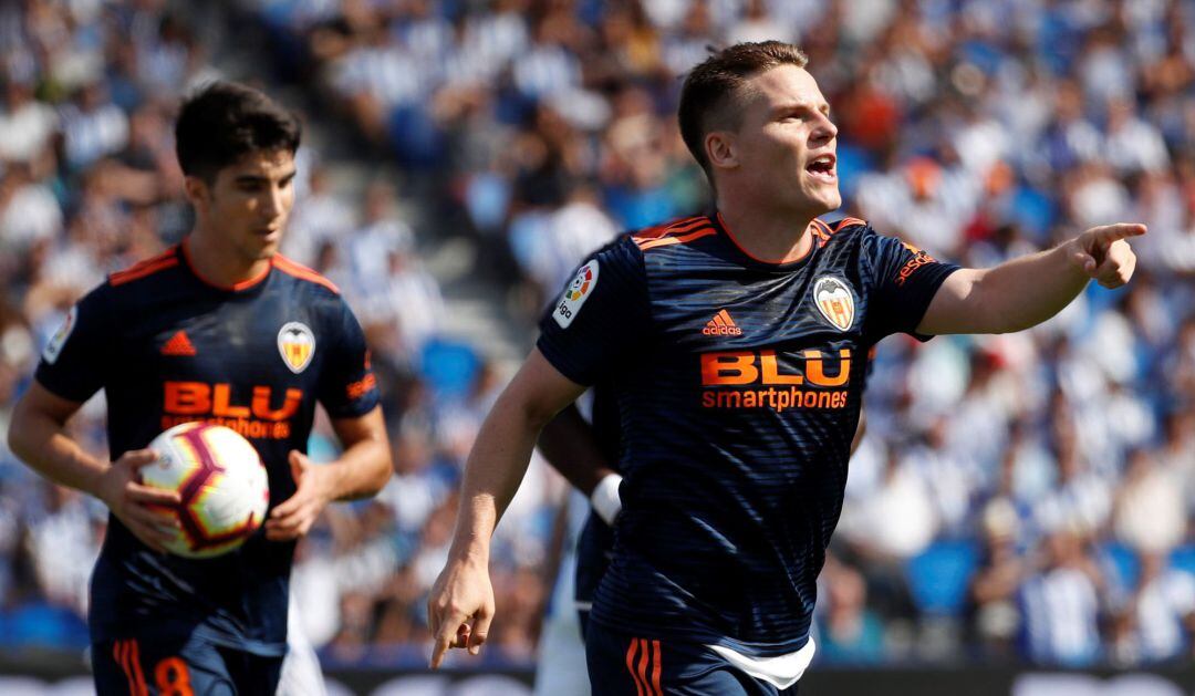 GRAF5802. SAN SEBASTIÁN (ESPAÑA), El delantero francés del Valencia Kevin Gameiro, celebra su gol contra la Real Sociedad durante el partido de la Liga Santander de fútbol disputado hoy entre ambos equipos en el estadio de Anoeta de San Sebastián.- EFE, J