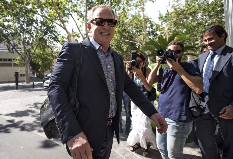 GRA242. VALENCIA, 22/07/2015.- El empresario estadounidense Robert Sarver a su llegada esta tarde a un hotel de Valencia donde se ha reunido con los patronos de la Fundación Cent Anys del Levante UD, propietaria del paquete mayoritario de acciones del club valenciano, para explicarles los detalles de su oferta de compra, que ronda los 55 millones de euros. EFE/Manuel Bruque.