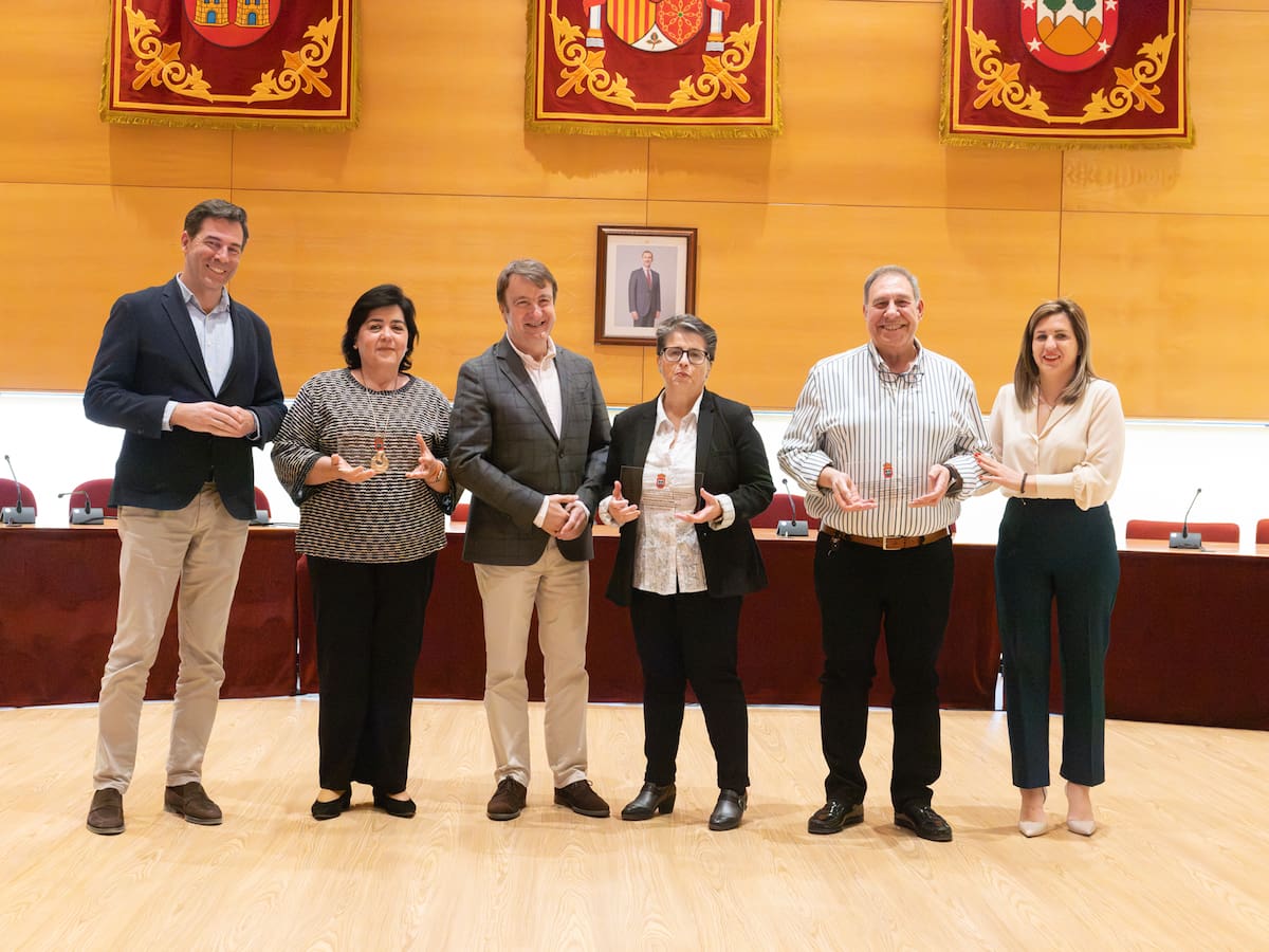 Tres Cantos rinde homenaje a los primeros funcionarios de la historia del municipio