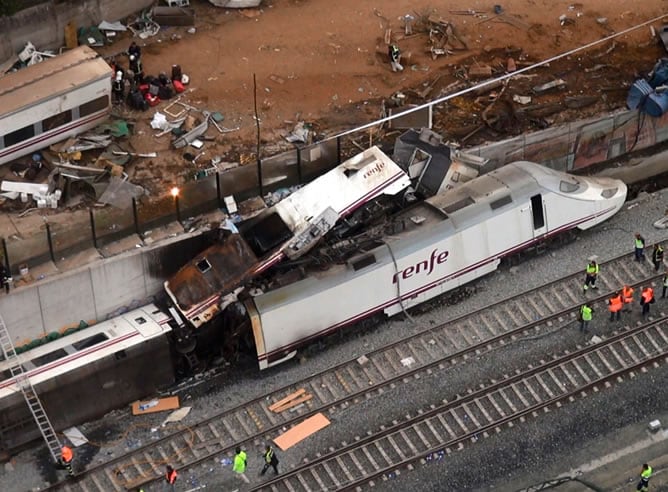 Así han quedado los primeros vagones del tren tras descarrilar