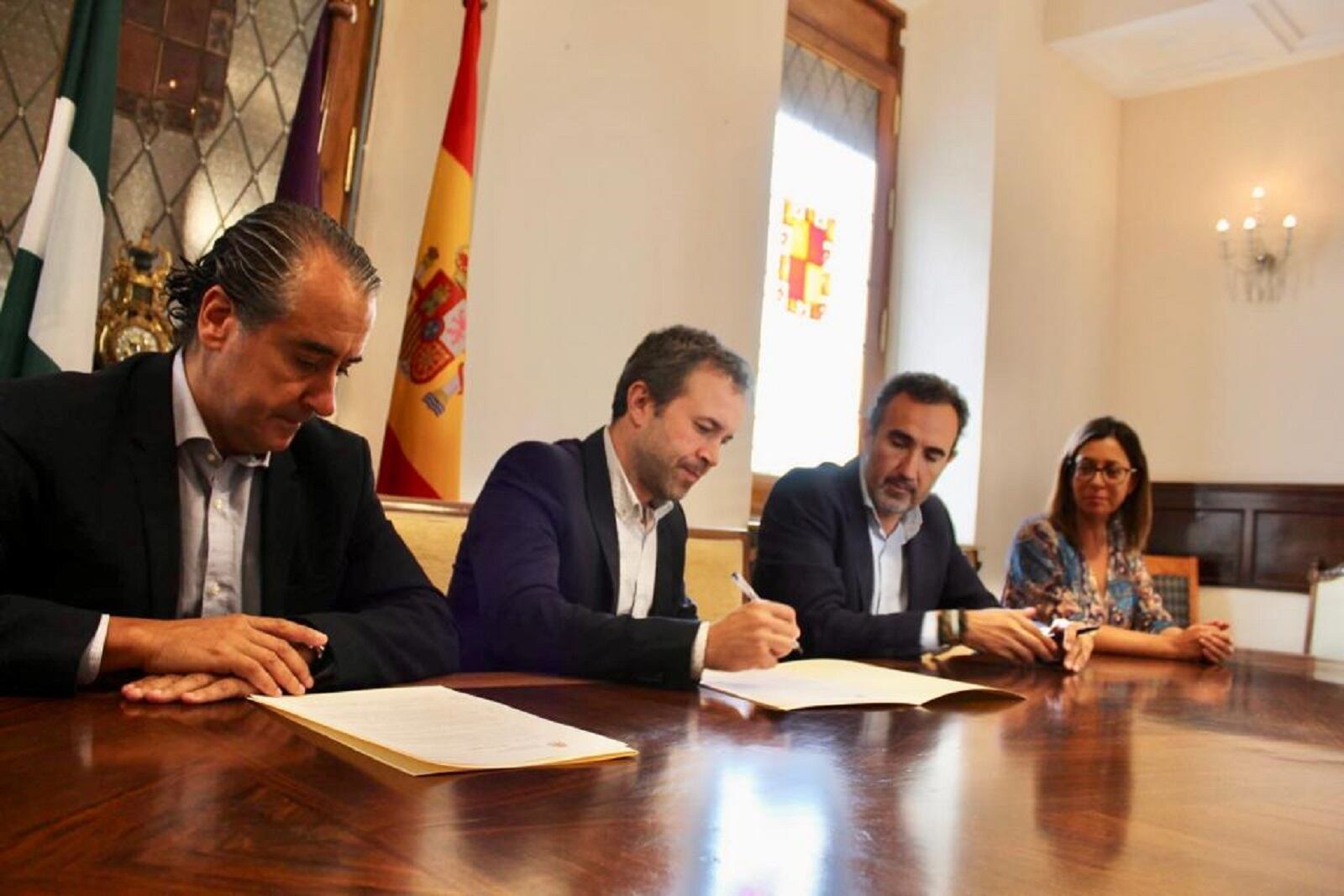 El responsable de Jaén Salud, Ismael Muñoz, el alcalde de Jaén, Julio Millán, y otros cargos del Ayuntamiento de Jaén y esta empresa firman la cesión de terrenos para el nuevo Hospital privado de la capital