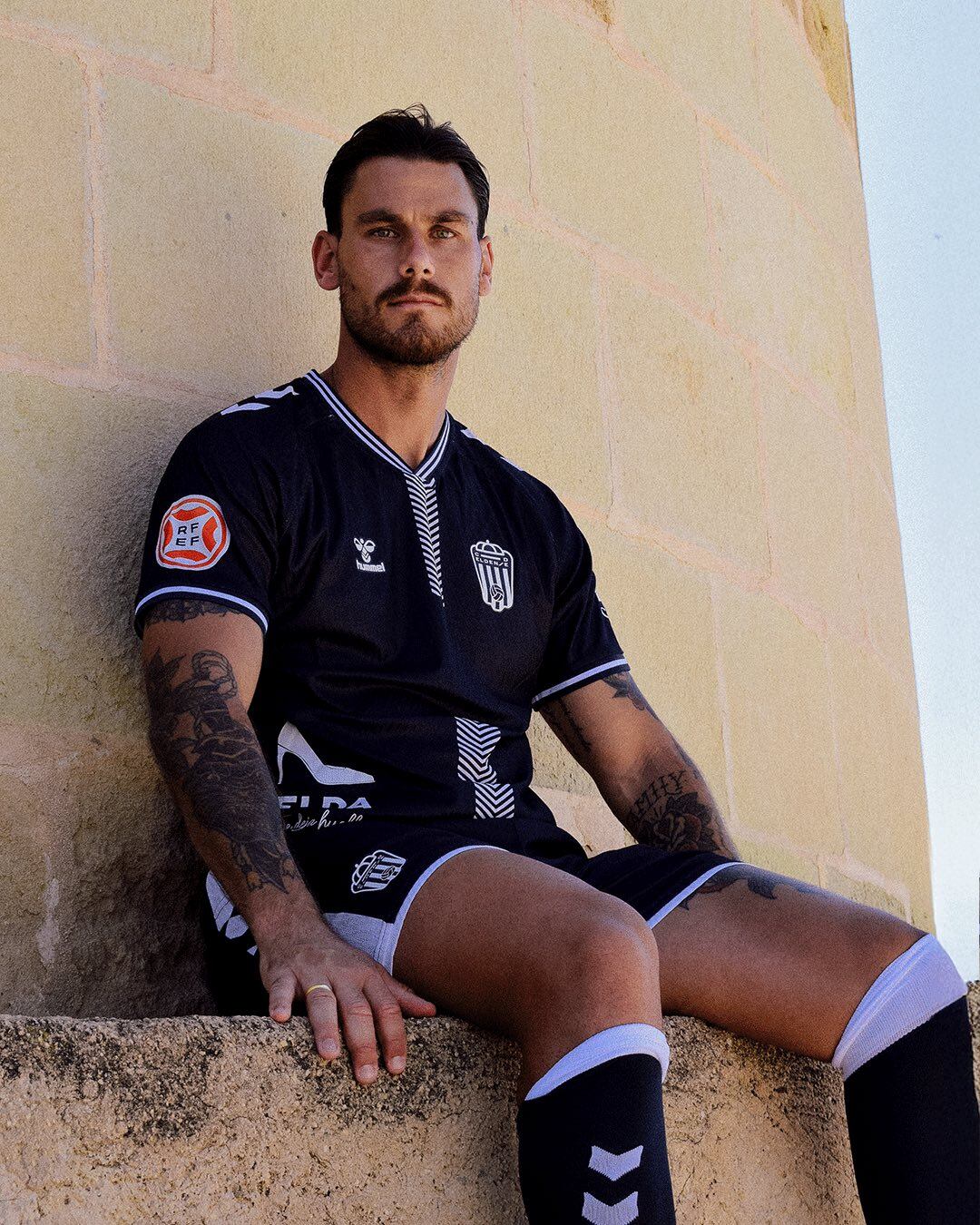 Dario Đumić en el Castillo de Elda con la tercera equipación