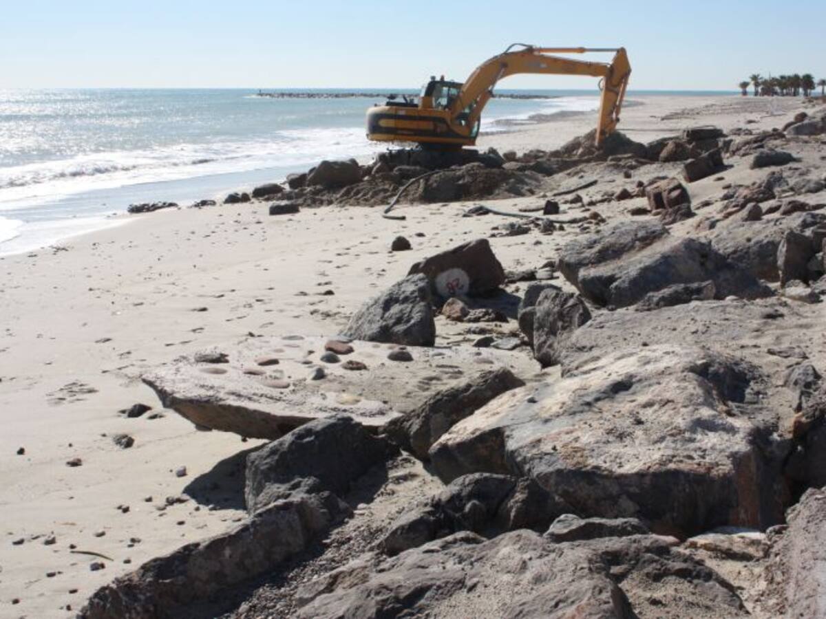 Comienzan los trabajos de limpieza en la playa Pla de la Torre