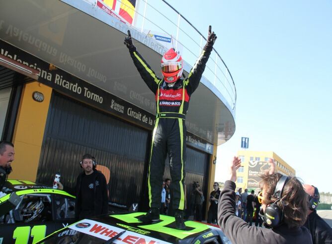 Ander Vilariño levanta los brazos tras su primera victoroa en la NASCAR Europea