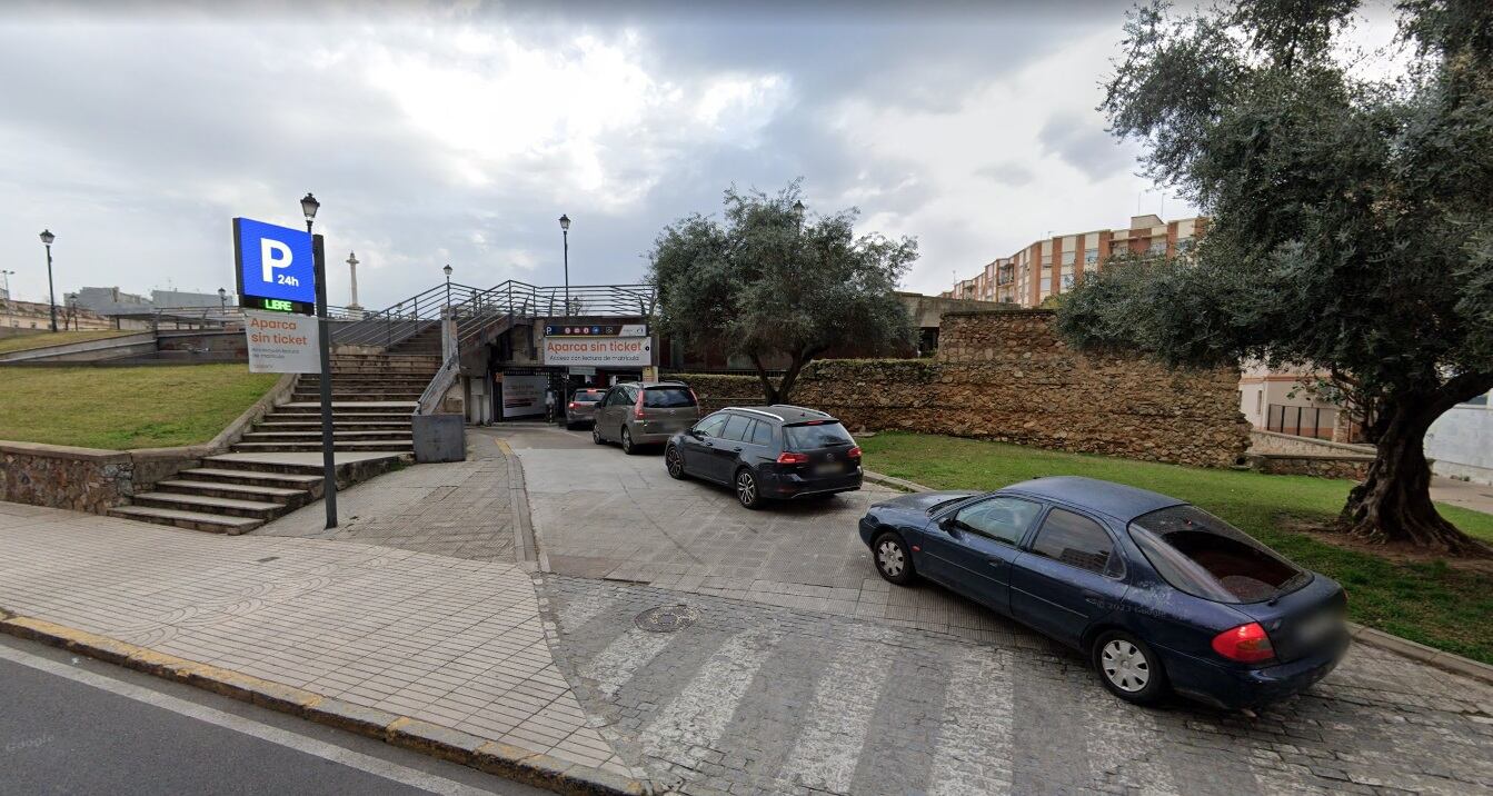 Acceso al parking del Baluarte de Menacho (Badajoz)