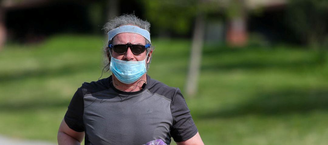 Corredor con la mascarilla colocada de una manera incorrecta