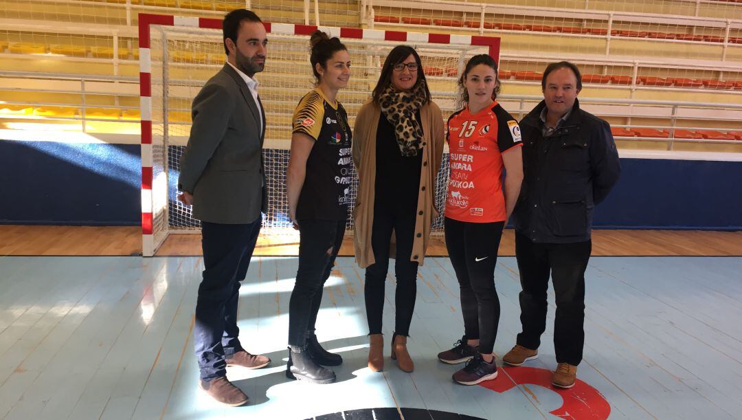 Alba Menéndez, Tati Garmendia y Maitane Etxeberria posan con las equipaciones para jugar en Europa en presencia de dos nuevos patrocinadores