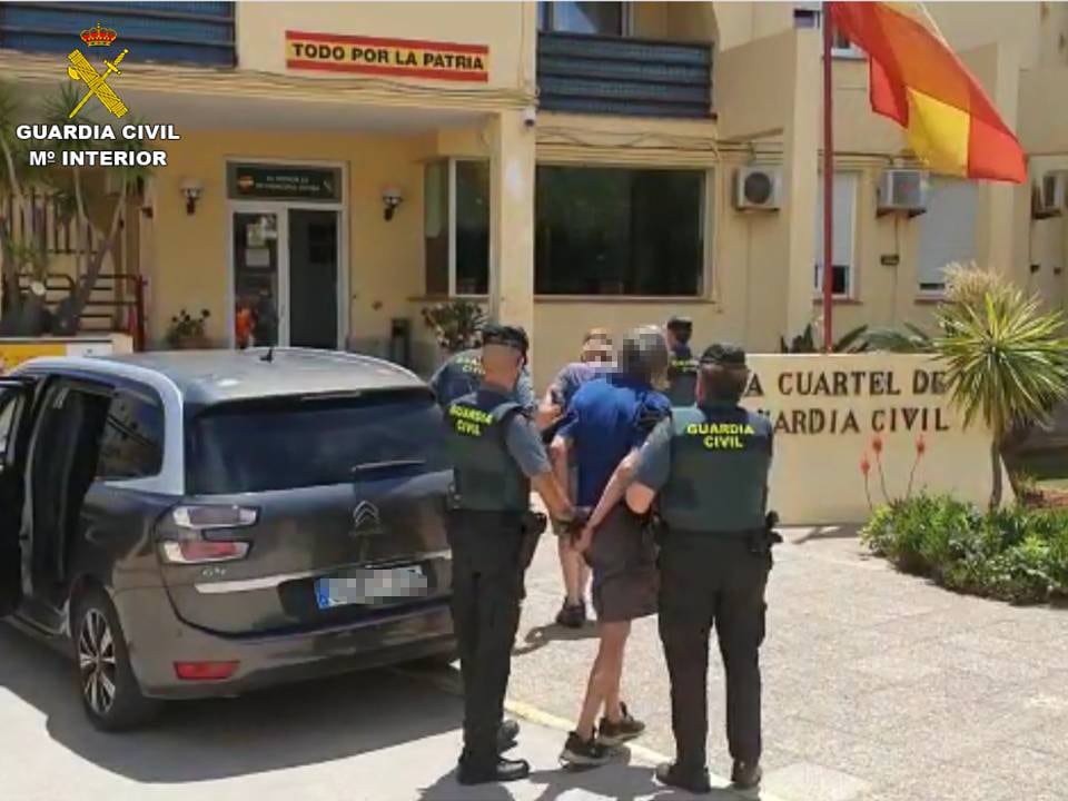 Entrando en dependencias de la Guardia Civil de Xàbia.