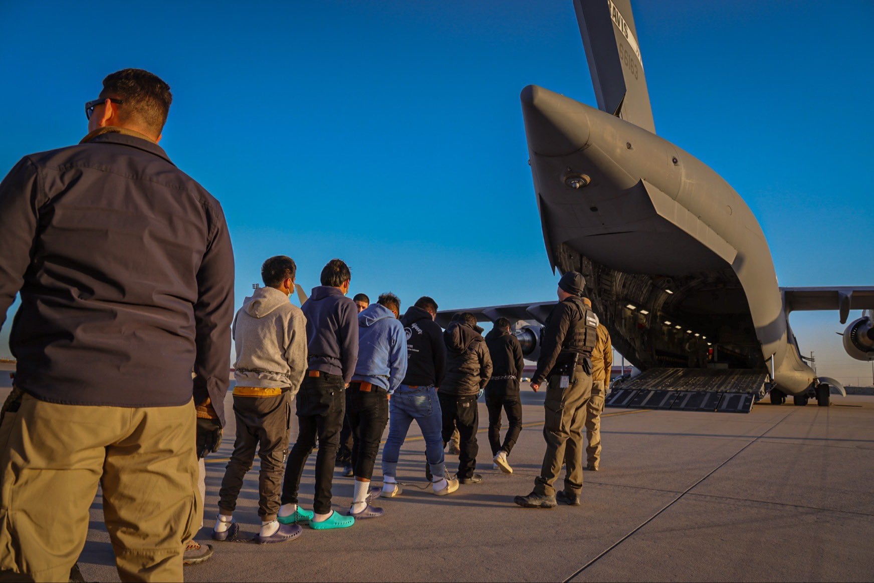 Imagen de uno de los vuelos de deportación de inmigrantes facilitada por la Secretaria de Prensa de la Casa Blanca