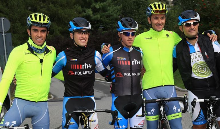 Alberto Contador e Ivan Basso (de amarillo) durante la subida al Passo Gavia. El italiano acompañará al pinteño en Trek Segafredo como consultor técnico y encargado de las relaciones entre corredores y staff.