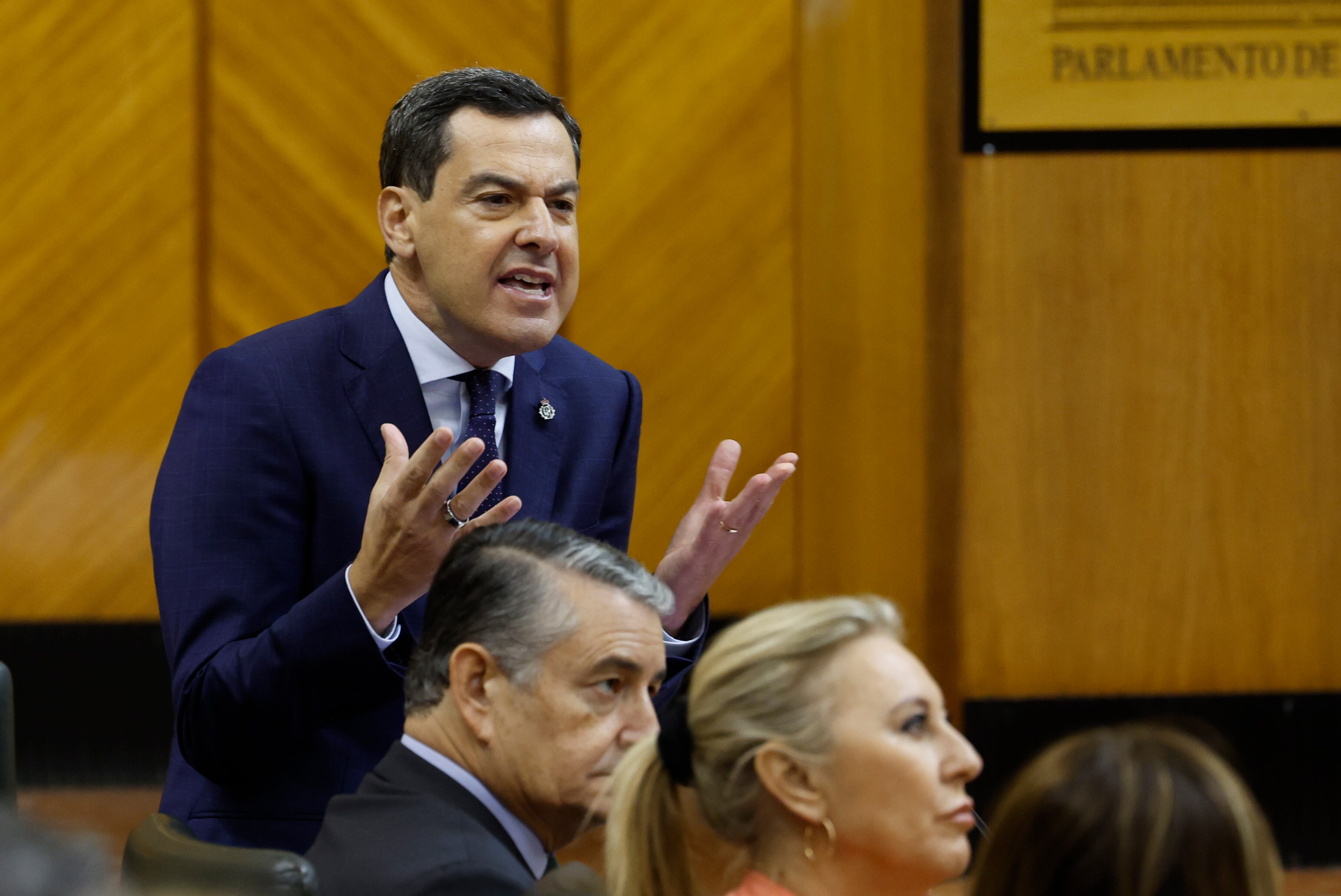 El presidente de la Junta de Andalucía, Juanma Moreno, durante la sesión de control al Gobierno en el parlamento andaluz.