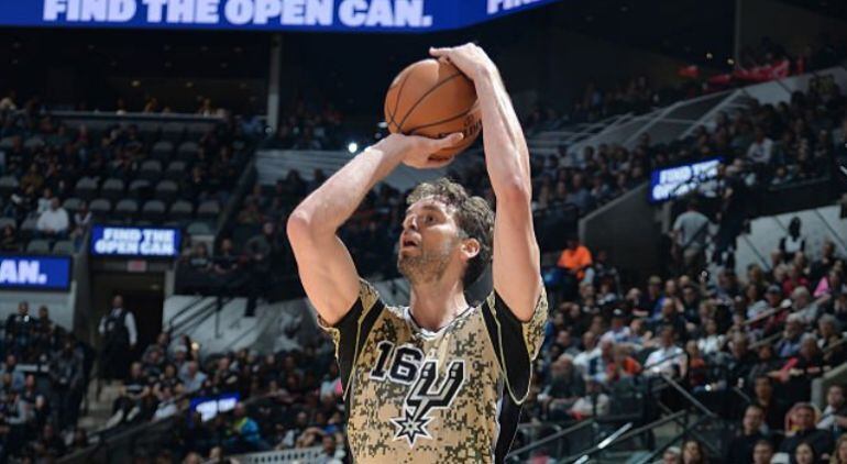 Pau Gasol realiza un lanzamiento durante el partido frente a Detroit Pistons