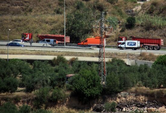Treballs per enretirar els vehicles implicats en l'accident que ha afectat aquest matí el carril en sentit Lleida de l'AP-7 al seu pas pel gorg del Llobregat