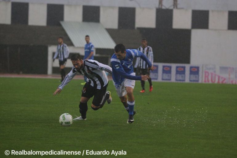 Bauti trata de pelear un balón.