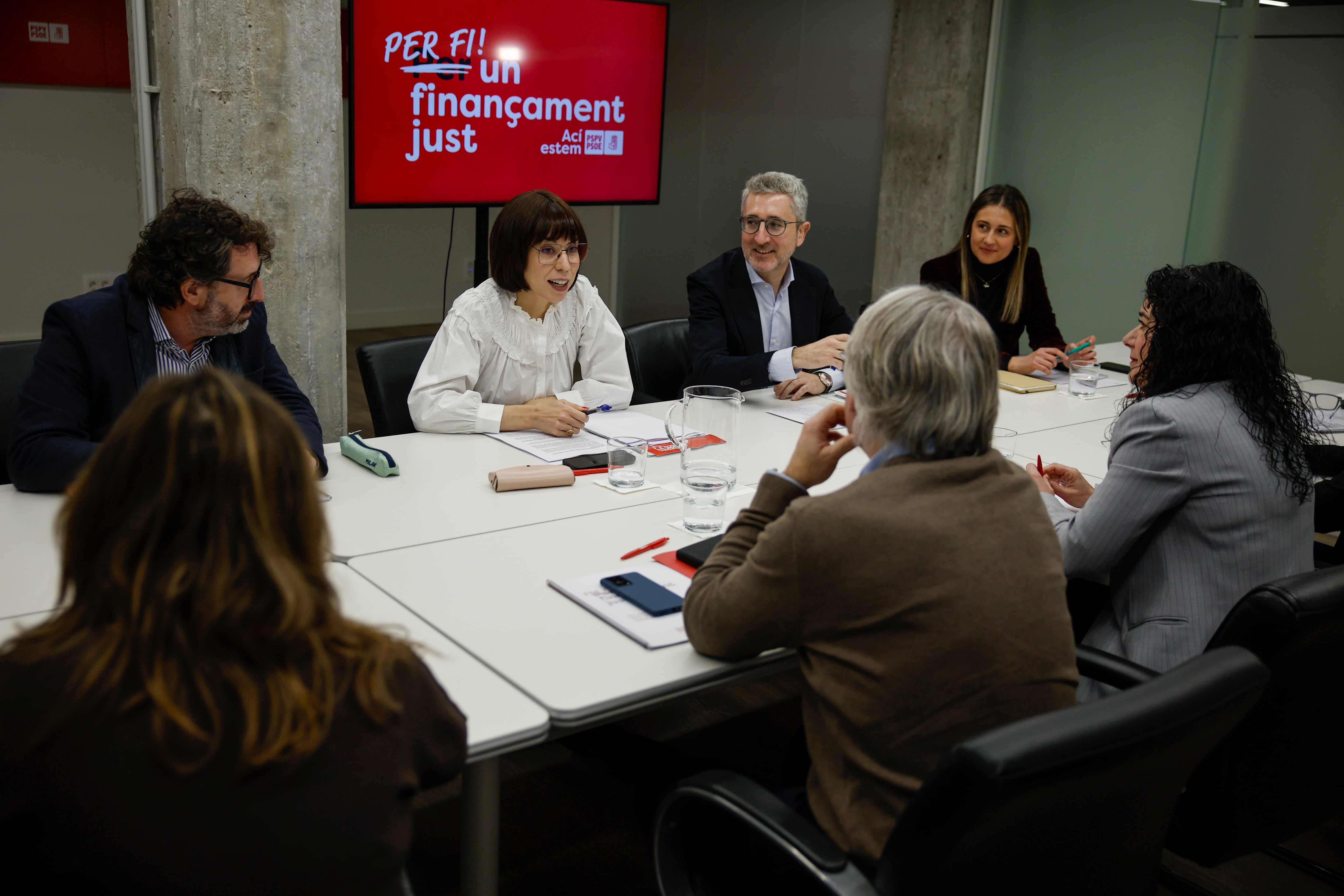La secretaria general del PSPV-PSOE, la ministra Diana Morant, durante la reunión con el secretario general de UGT-PV, Tino Calero, y la secretaria general de CCOO PV, Ana García, para analizar la propuesta de reforma del sistema de financiación.