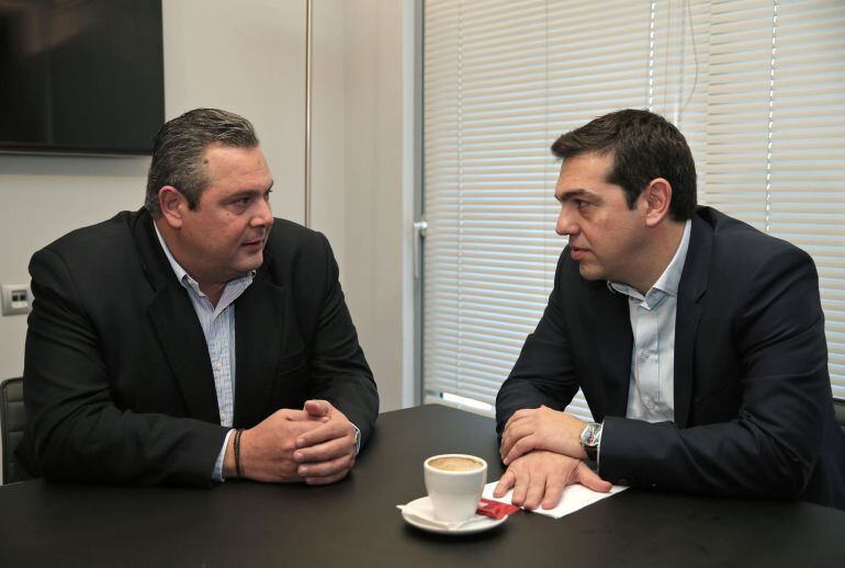 Alexis Tsipras (a la derecha), junto a Panos Kammenos (a la izquierda) en la reunión para pactar Gobierno