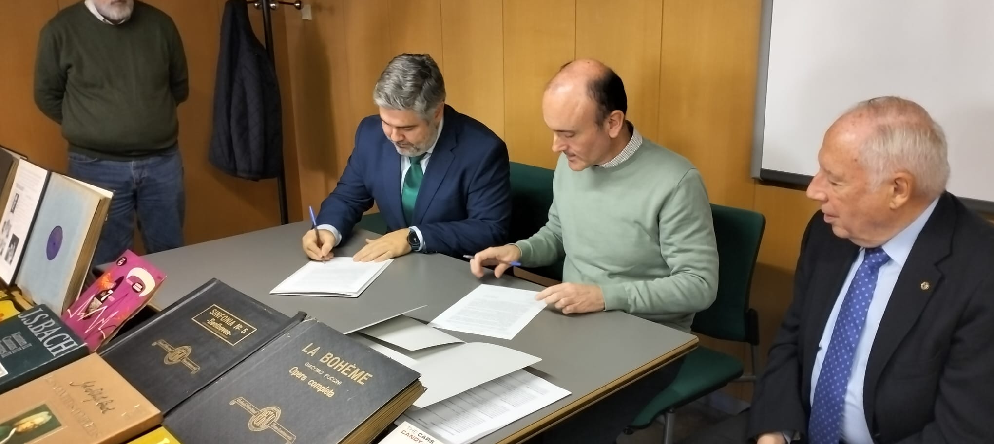 Acto de la firma del protocolo de depósito del archivo sonoro de Radio Asturias en la Biblioteca Pública de Asturias