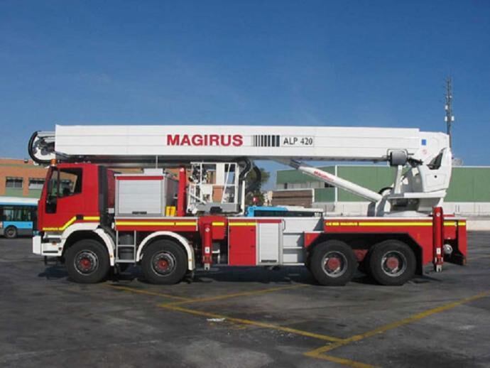 El vehículo averiado en el parque central de bomberos de Málaga