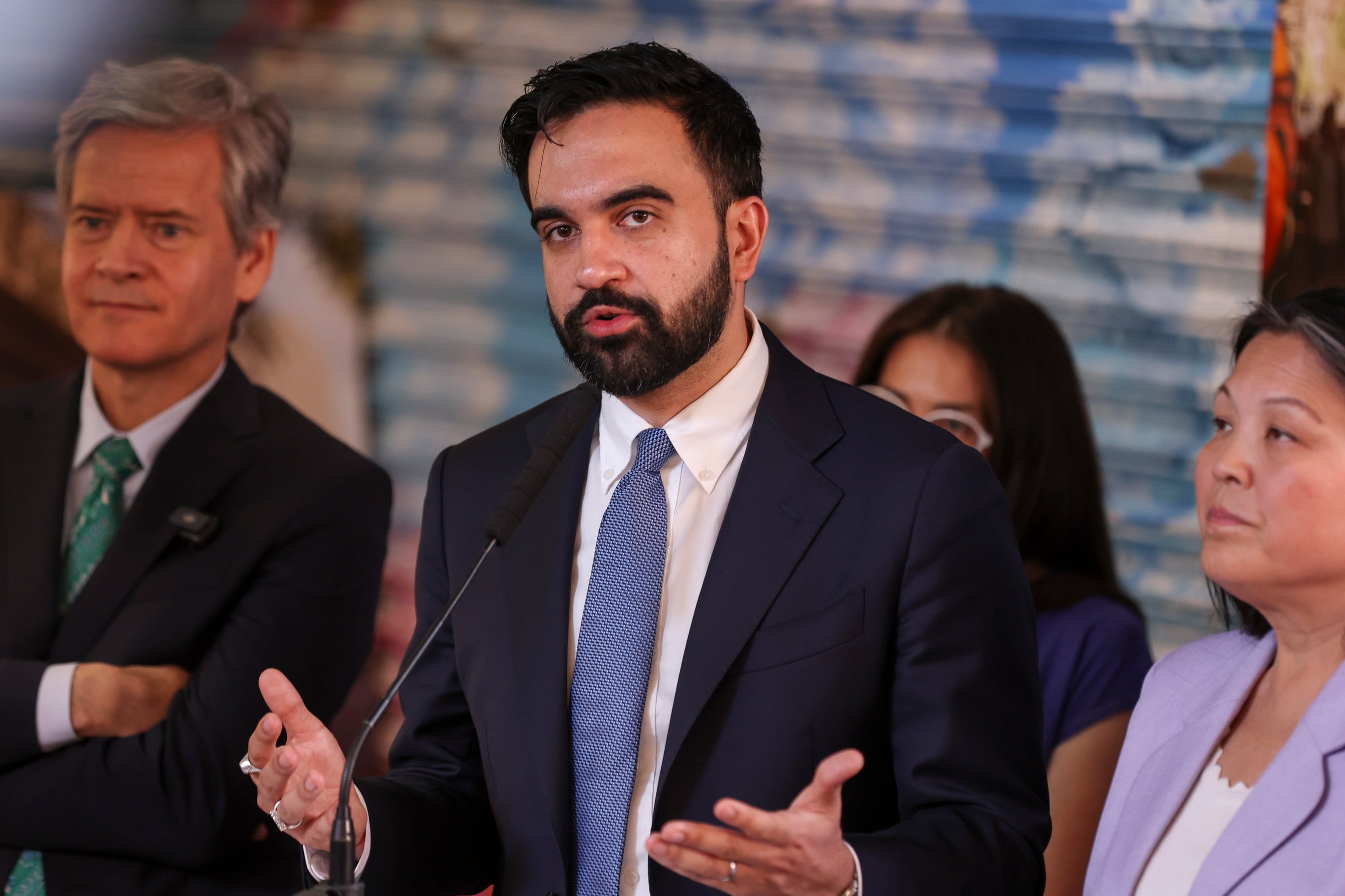 El alcalde de la ciudad de Nueva York, Zohran Mamdani (centro), habla sobre las tiendas de alimentación de titularidad municipal durante una rueda de prensa celebrada en La Marqueta, en Nueva York, Nueva York (EEUU), el 14 de abril de 2026. 